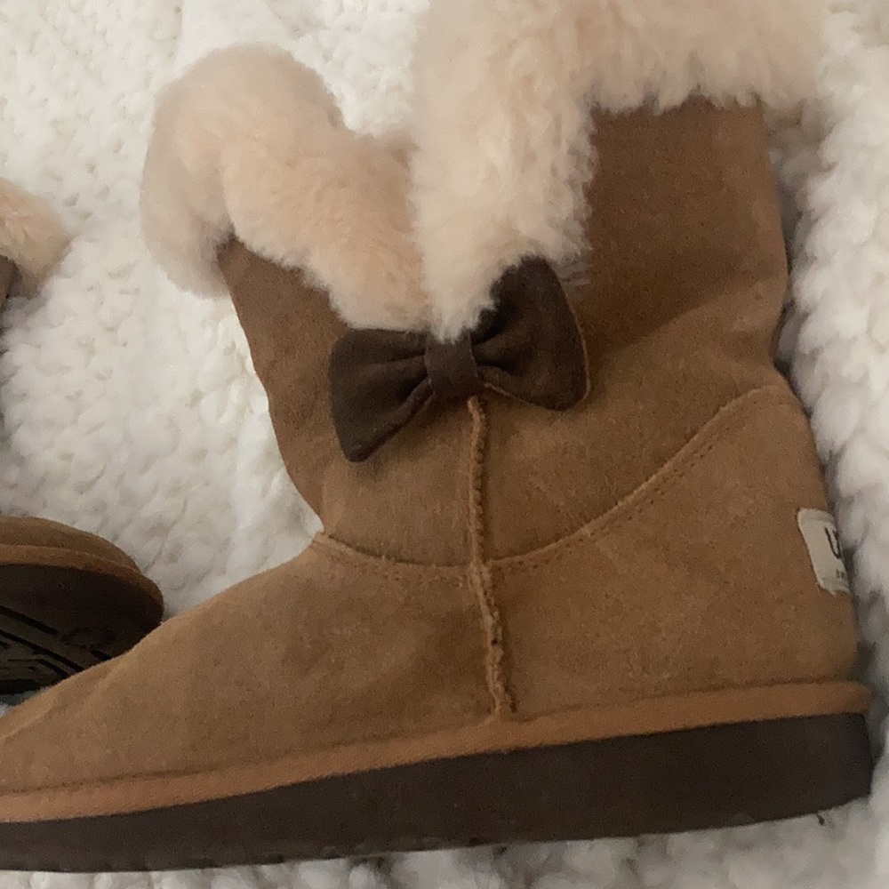 - UGG brown short bow tie booties - Picture 8 of 8